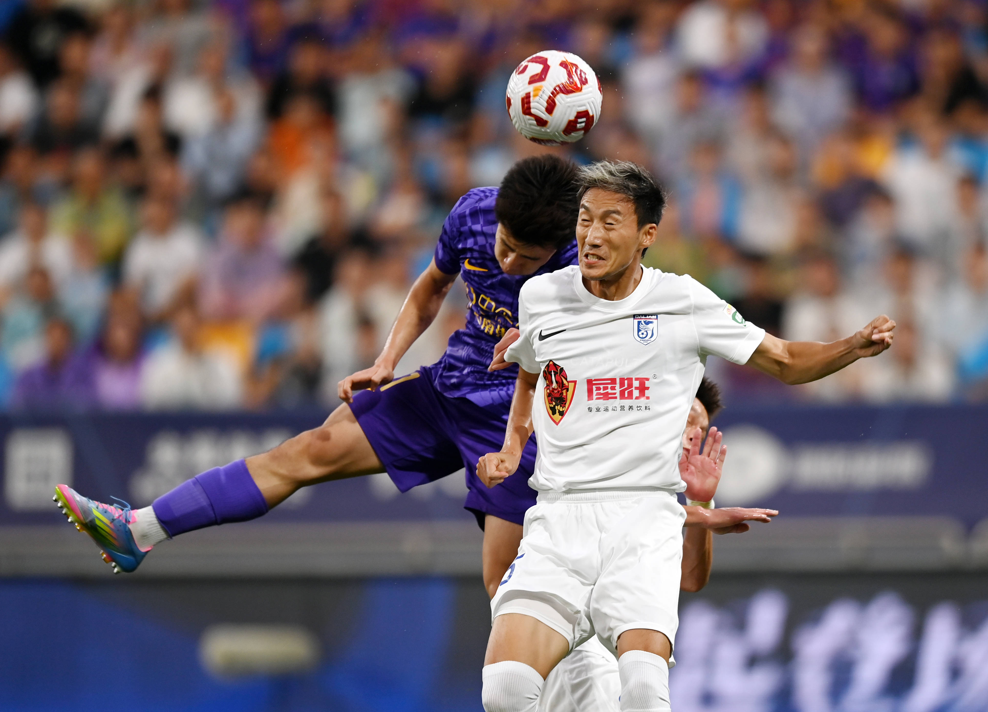 他在接受采 他在接受采